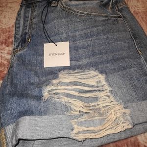 Perfectly You Distressed Shorts [med wash]